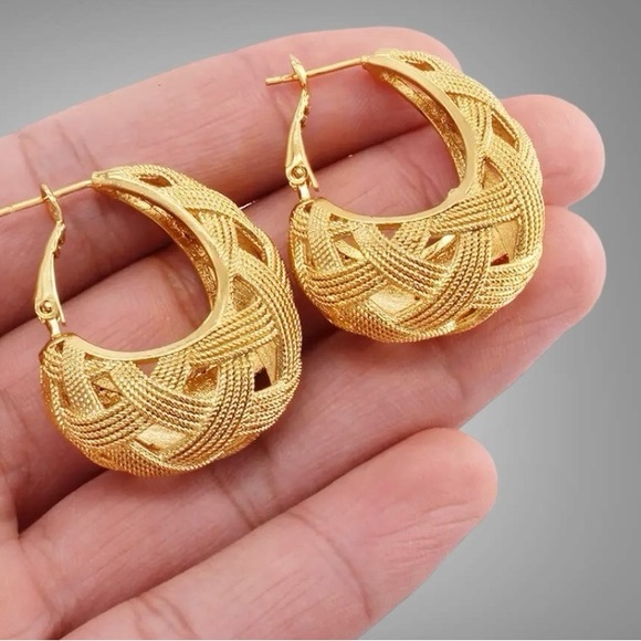 New Huggies Hoop Earrings earrings, Hoop Earrings, Hoop Earrings, Statement Hoop - Picture 1 of 9